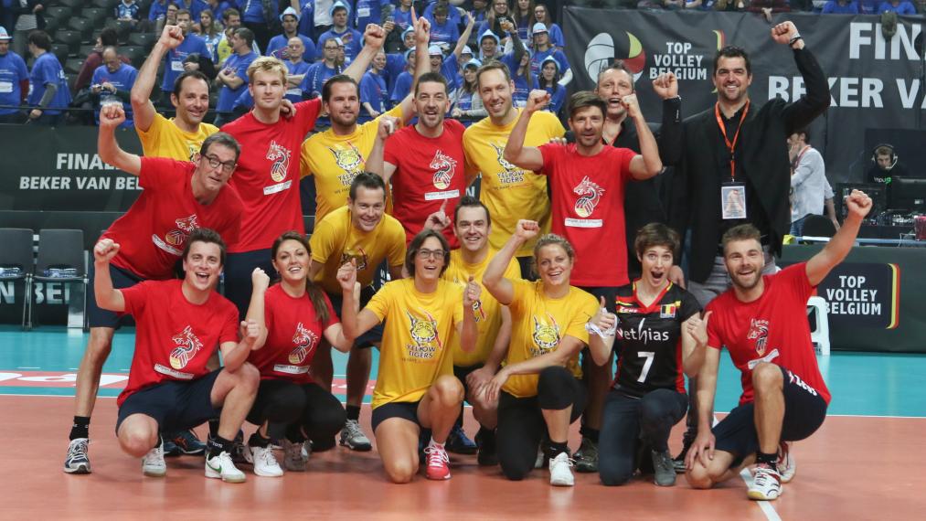 Bv's spelen volleybal