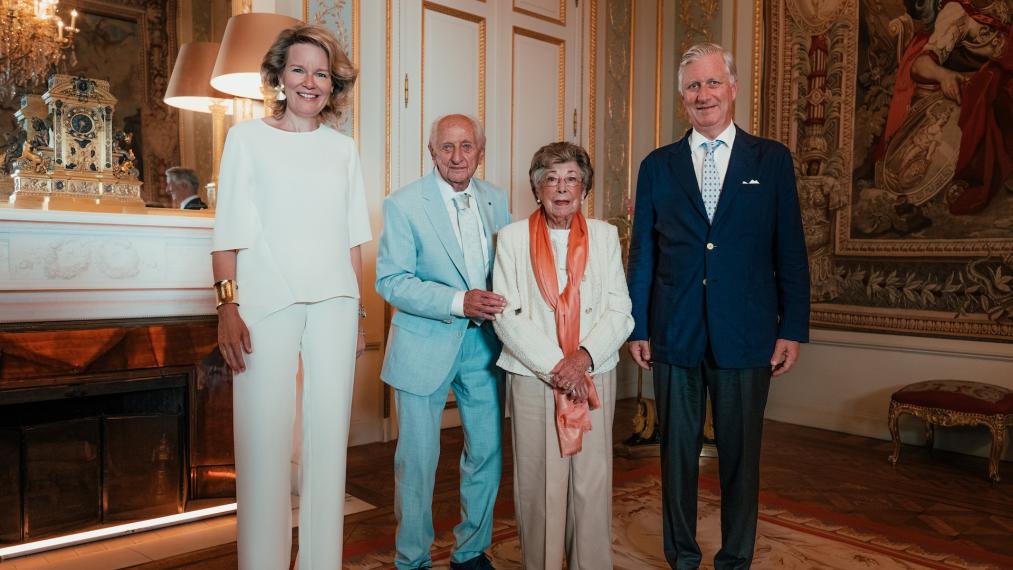 Annie en Ray bij de koning en koningin