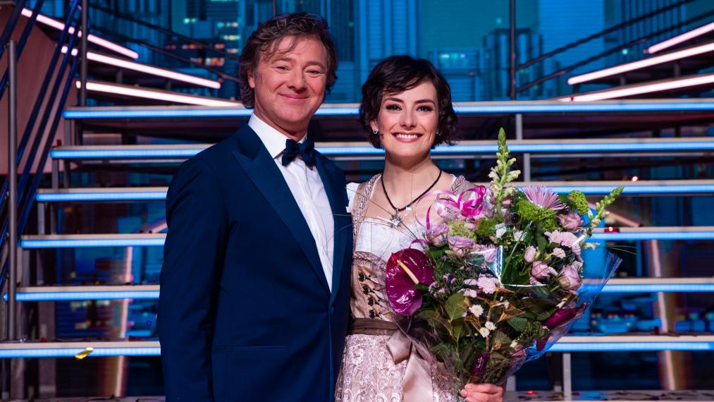 Presentator Frits Sissing met winnaar Nandi (Op zoek naar Maria)