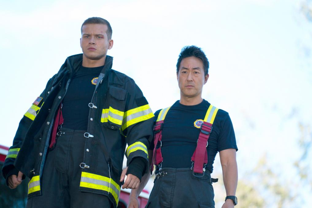 Oliver Stark (Evan) en Kenneth Choi (Howie) in 9-1-1