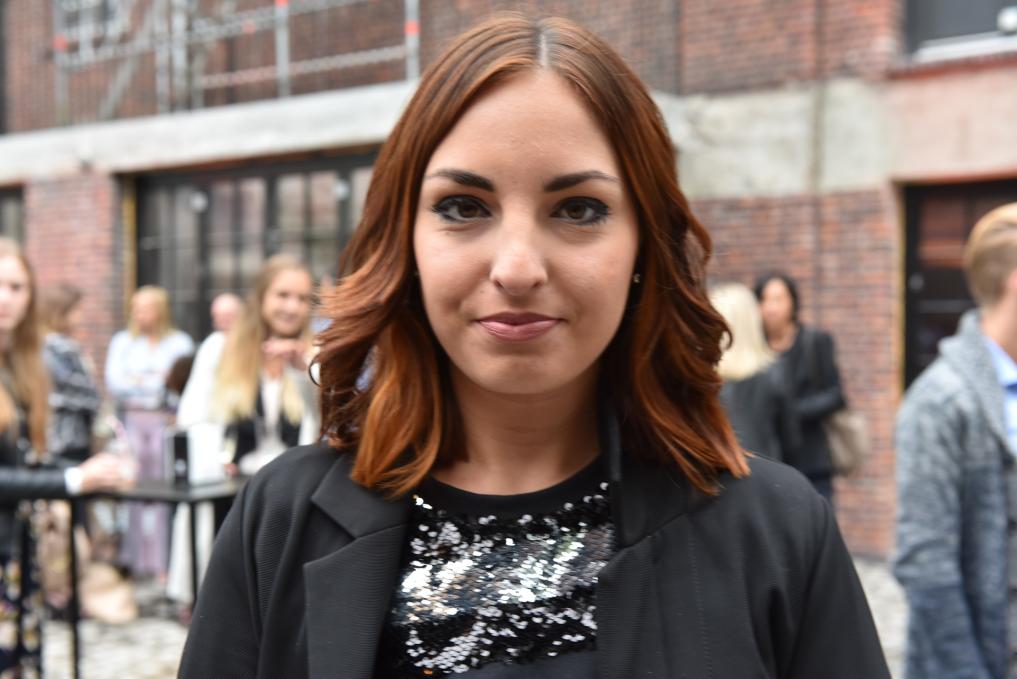 Airis, Laura Van den Bruel