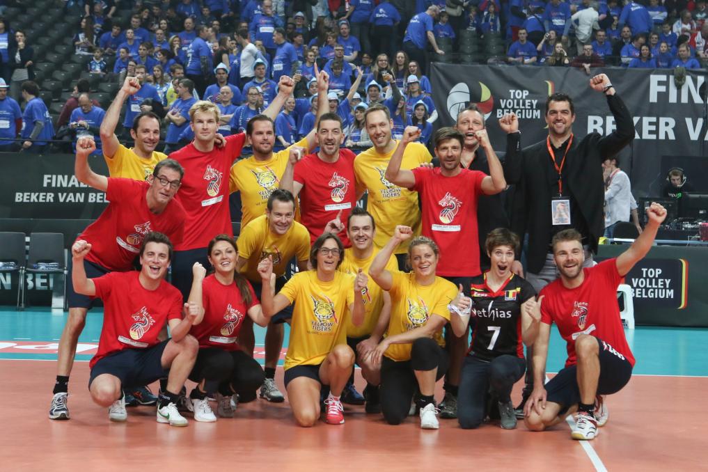 Bv's spelen volleybal