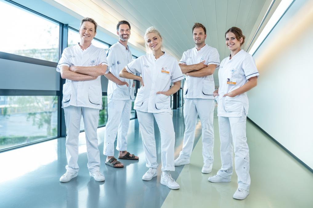 Bart Kaëll, Sean Dhondt, Julie Van den Steen, Niels Albert en Laura Tesoro in Een echte job